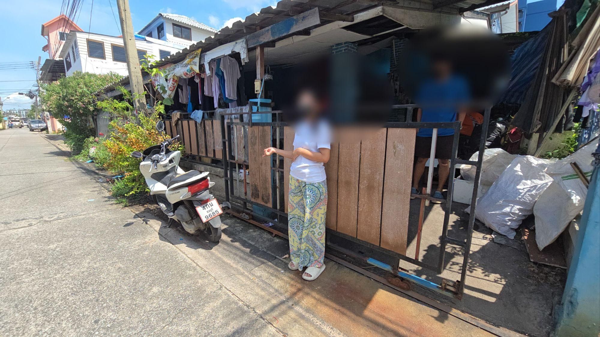 Pervert on a bike stalks woman in Sri Racha neighbourhood | News by Thaiger