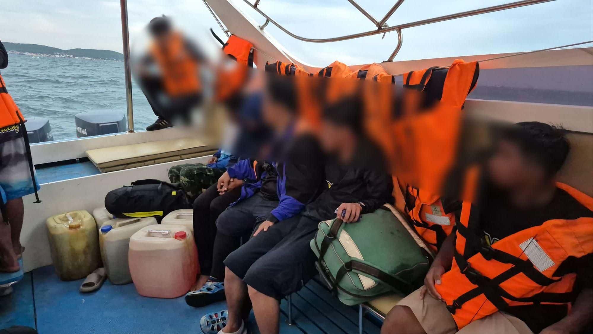 Pattaya boat sinks in storm, 14 tourists rescued | News by Thaiger