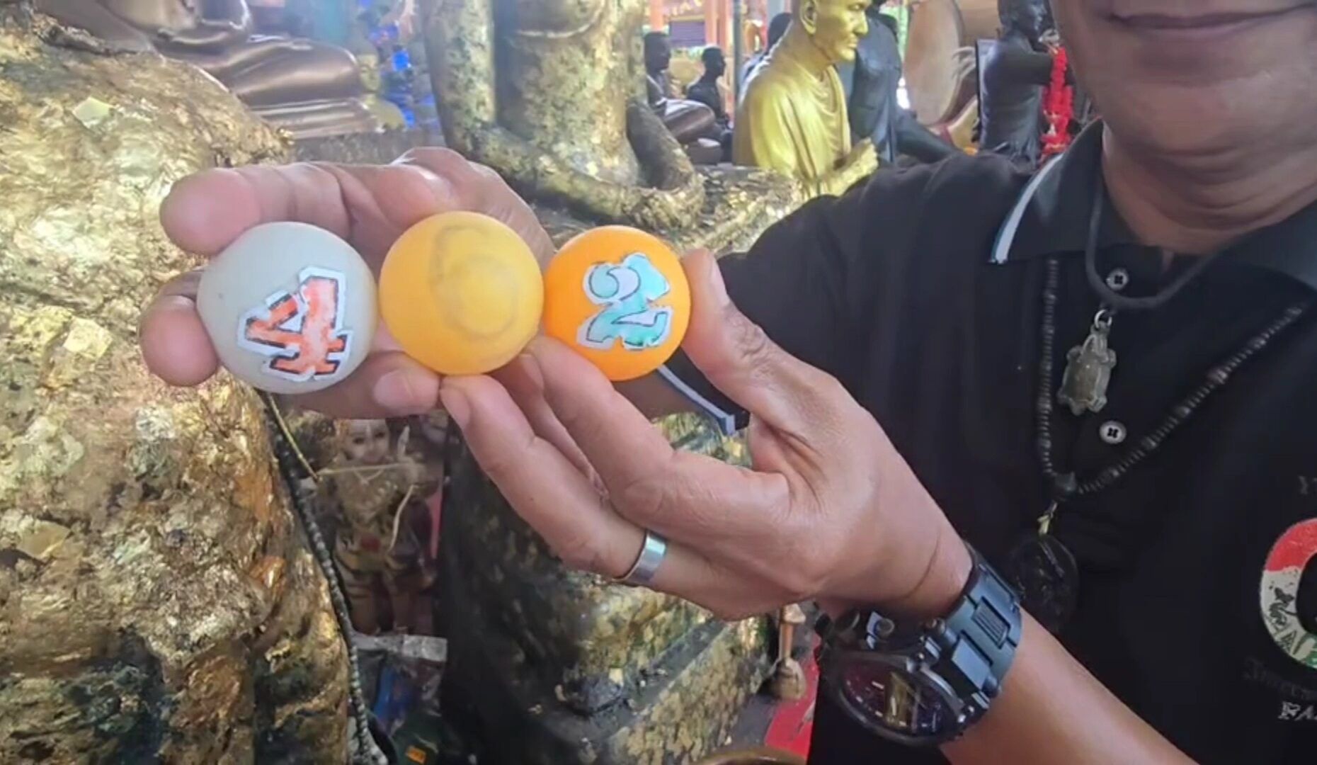 Central Thailand vendor offers red drinks after lottery windfall | News by Thaiger