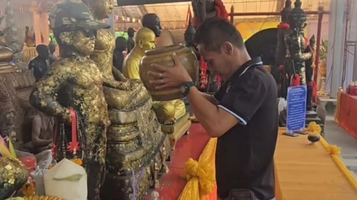 Central Thailand vendor offers red drinks after lottery windfall | News by Thaiger