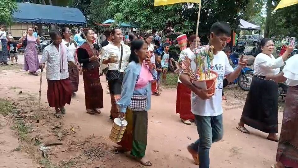 Ancient cart in Surin draws crowds chasing lucky numbers | News by Thaiger