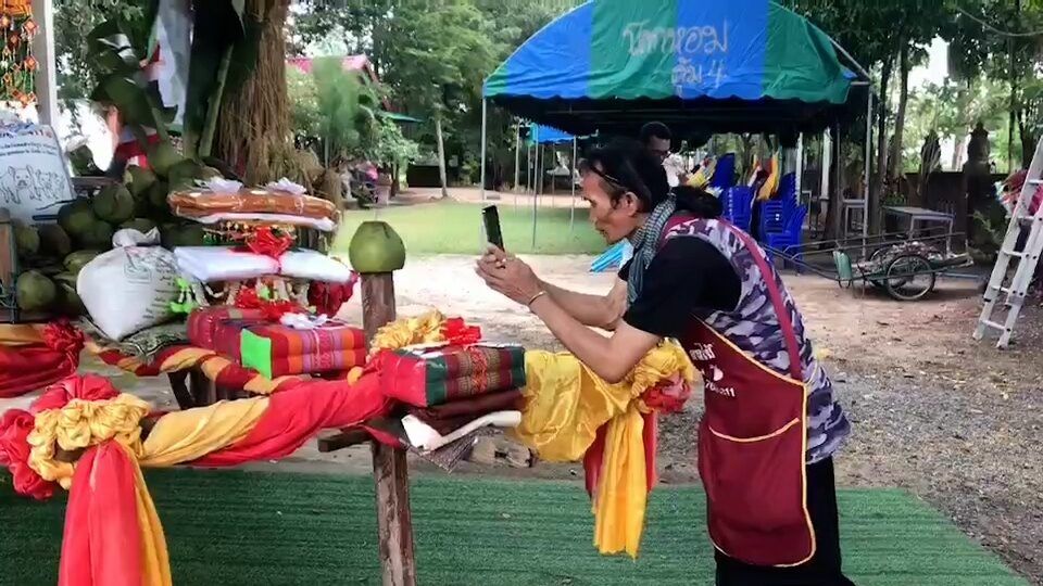 Ancient cart in Surin draws crowds chasing lucky numbers | News by Thaiger