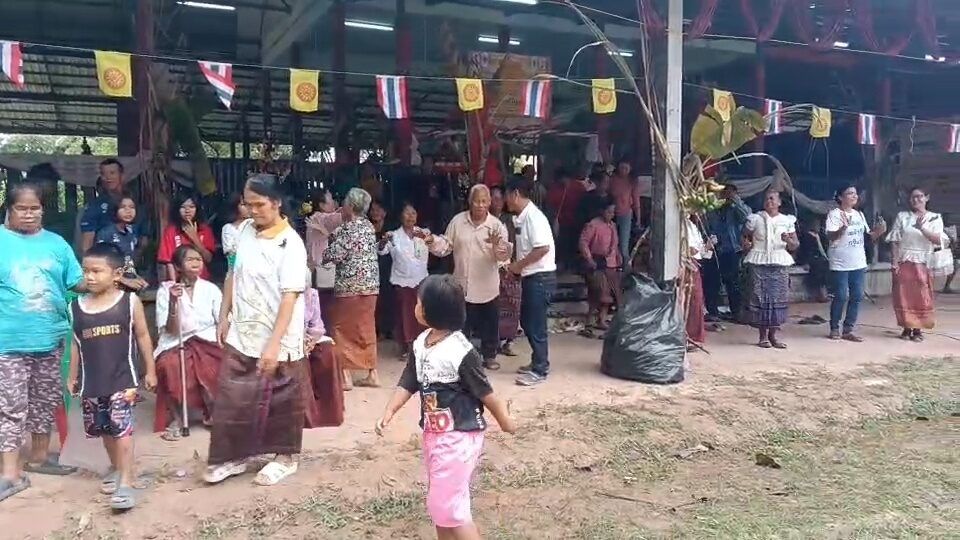 Ancient cart in Surin draws crowds chasing lucky numbers | News by Thaiger