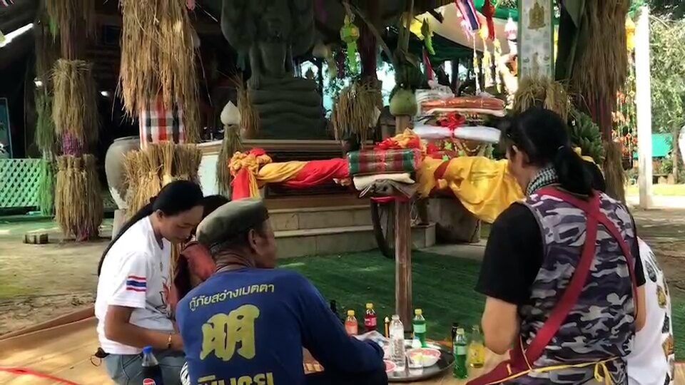 Ancient cart in Surin draws crowds chasing lucky numbers | News by Thaiger