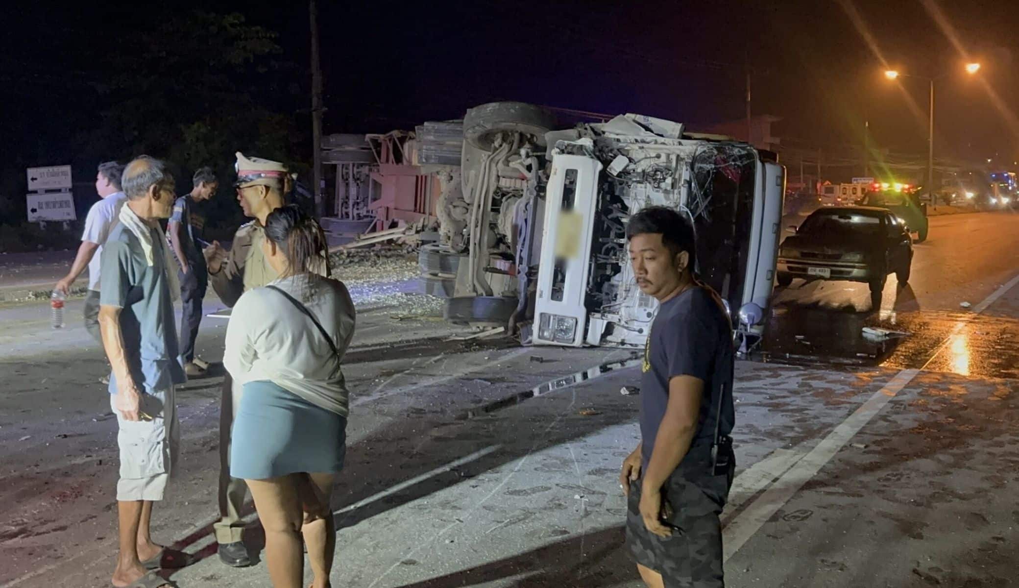 Speeding trailer overturns in Phatthalung, crushes traffic flow | News by Thaiger