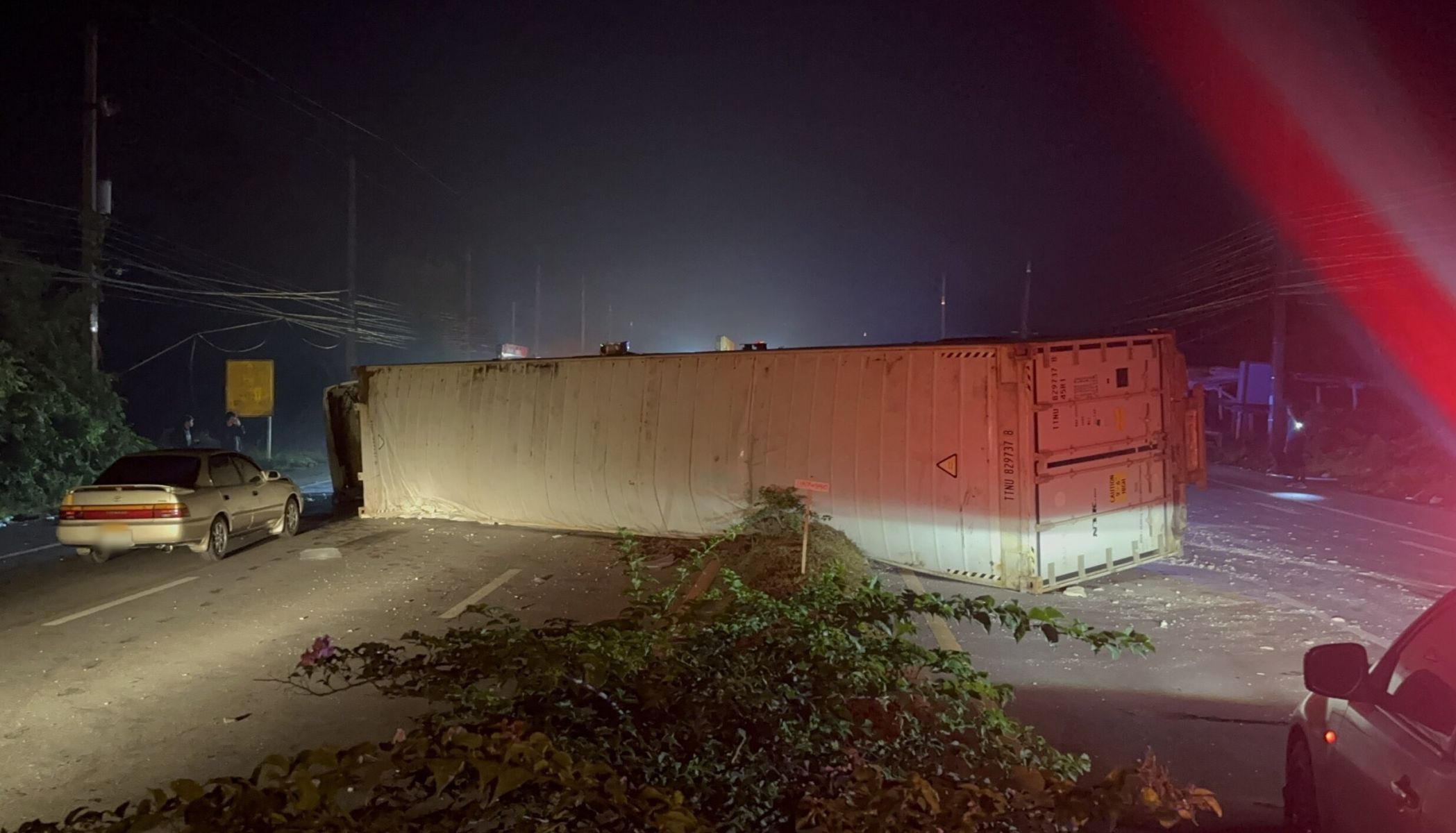 Speeding trailer overturns in Phatthalung, crushes traffic flow | News by Thaiger