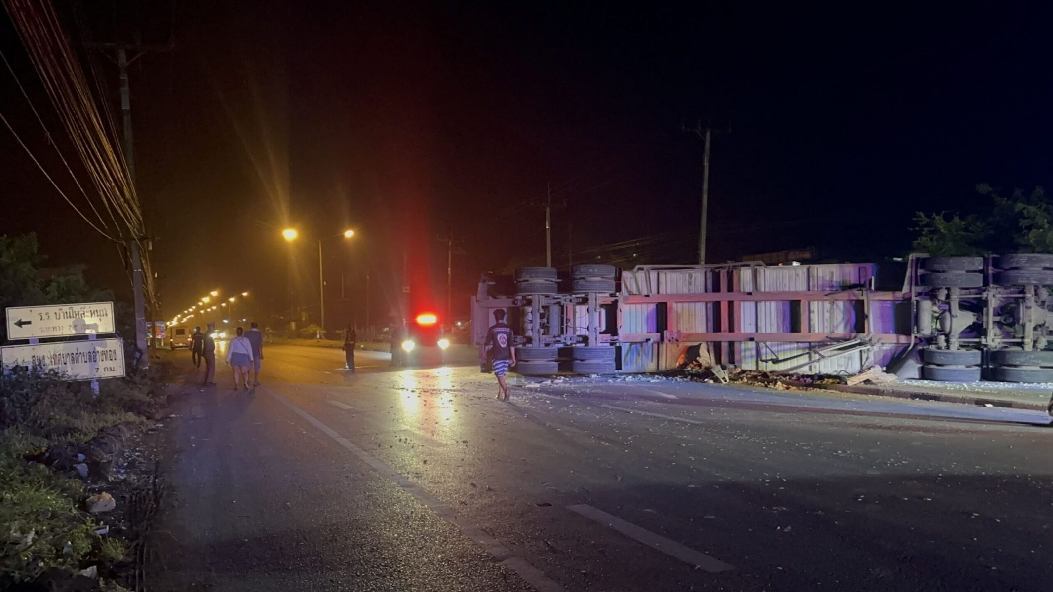 Speeding trailer overturns in Phatthalung, crushes traffic flow | News by Thaiger