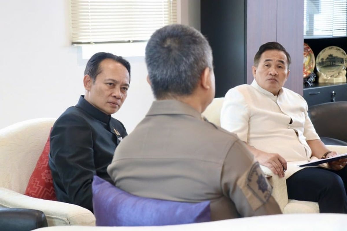 Crackdown intensifies on illegal taxi operators in Phuket | Thaiger