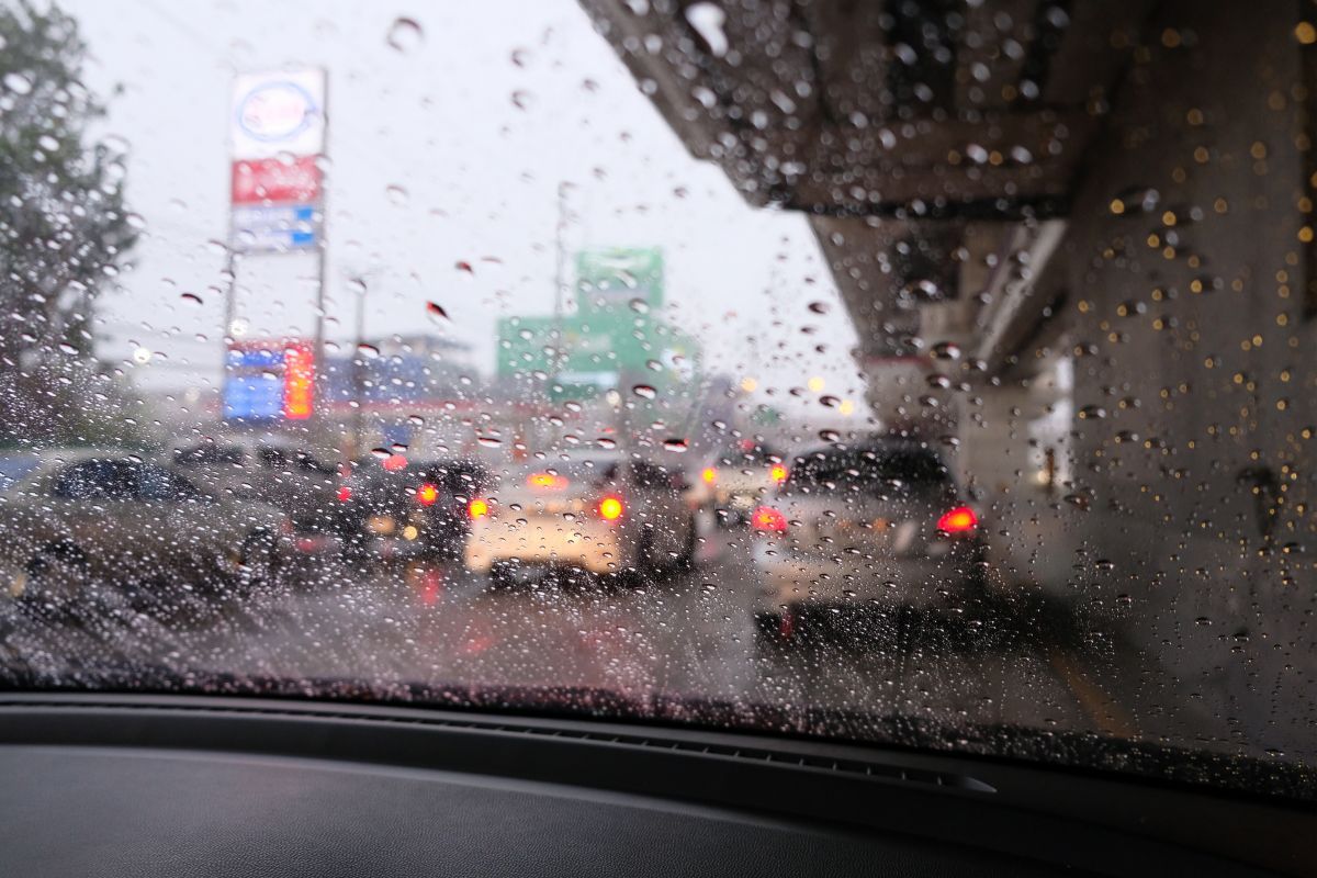 November 24: South lashed by storms, 10 provinces on flood alert | Thaiger