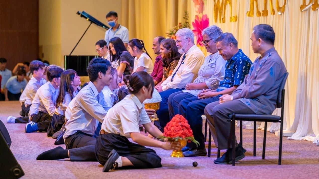 Students showing respect to their teachers in the Wai Kru Day of AIU | Photo taken from the Asia-Pacific International University website