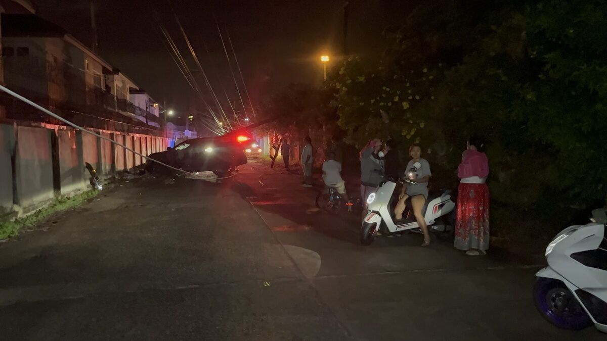 Drunk driver crashes into pole, blacks out Chon Buri village | News by Thaiger