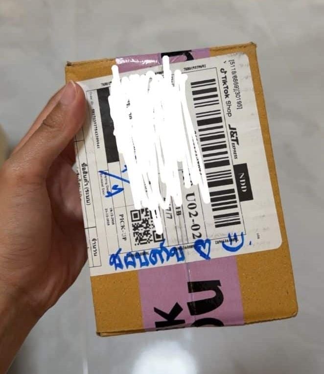 Parcel with handwritten message reading ‘I like you’ left at customer’s home