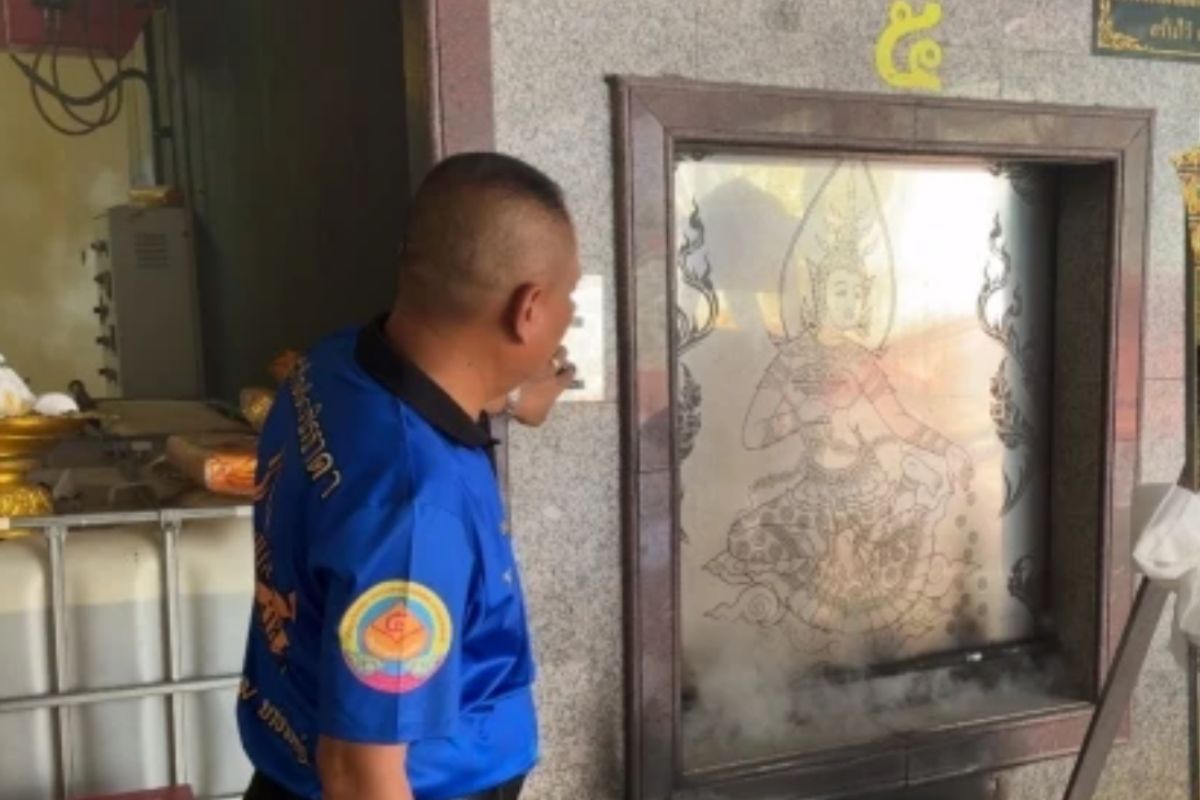Chonthirat Sakulku’s body being transported for cremation at Wat Rat Prakong Tham