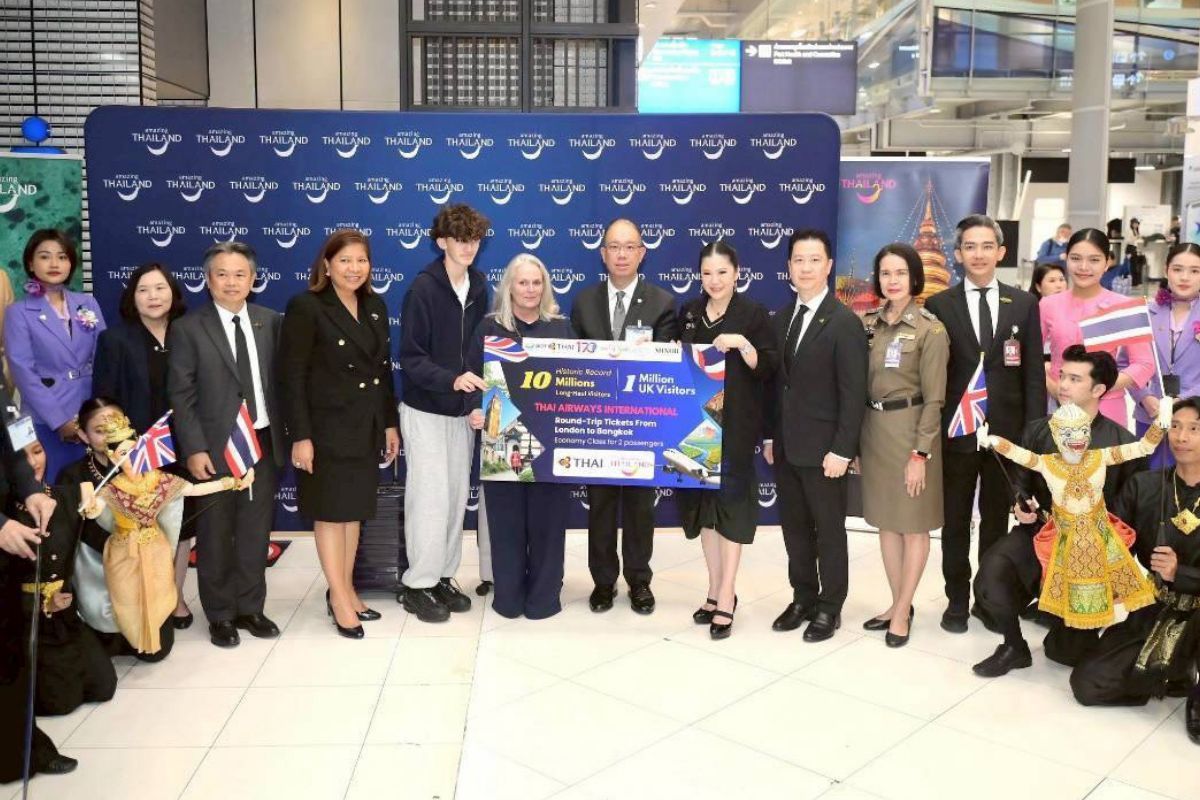 Lucky travellers receive travel prize package at Suvarnabhumi Airport during TAT event