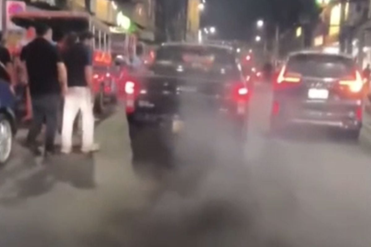 Modified pickup truck clouds Pattaya in black smoke | Thaiger