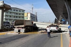 Bridge collapses on truck and pickup in Samut Prakan, killing one | Thaiger