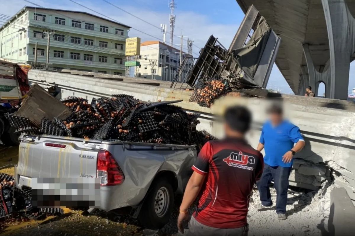 Pickup truck loaded with eggs crushed by fallen pedestrian bridge in Bang Bo, Samut Prakan