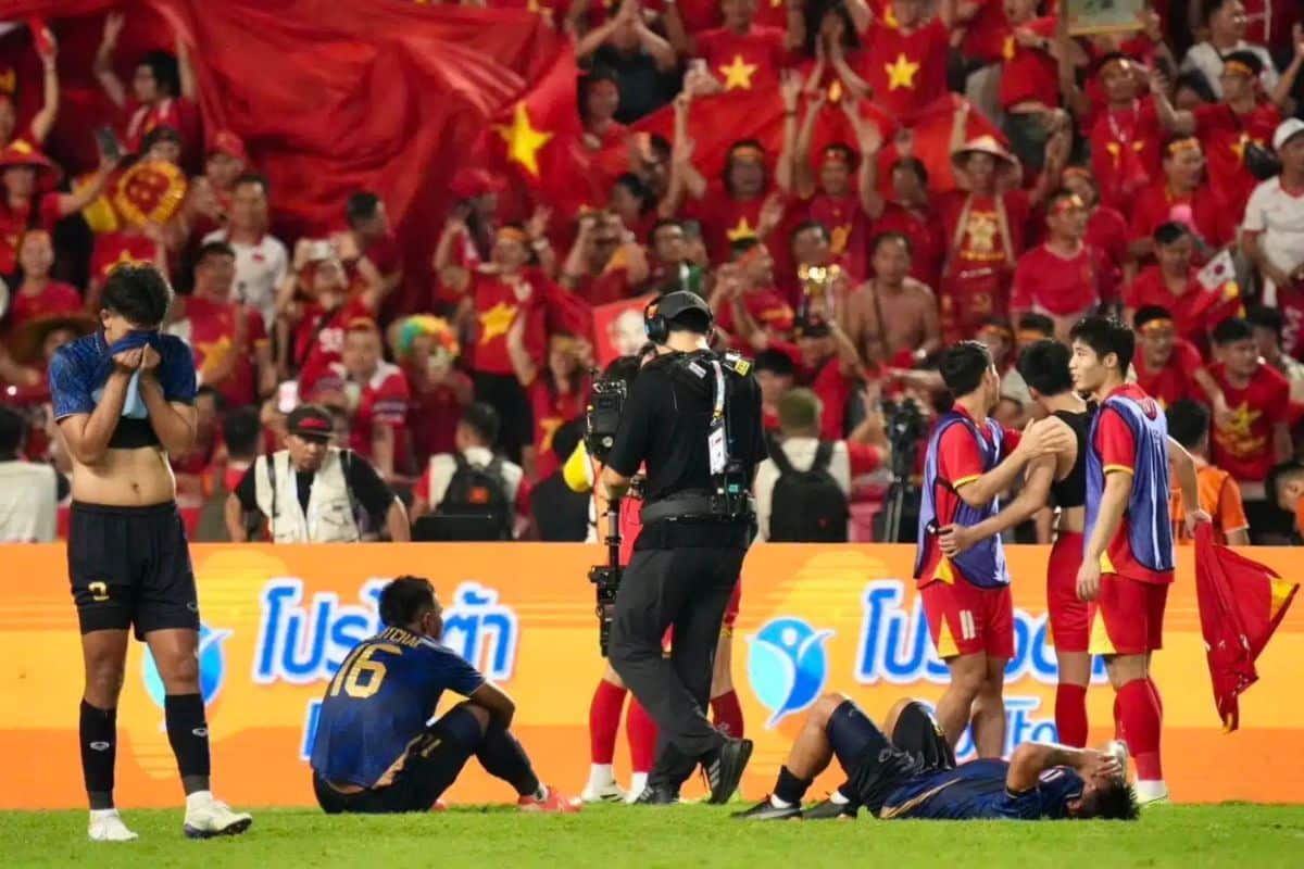 Thai football players look dejected after losing to Vietnam in the SEA Games 2025 final at Rajamangala Stadium.