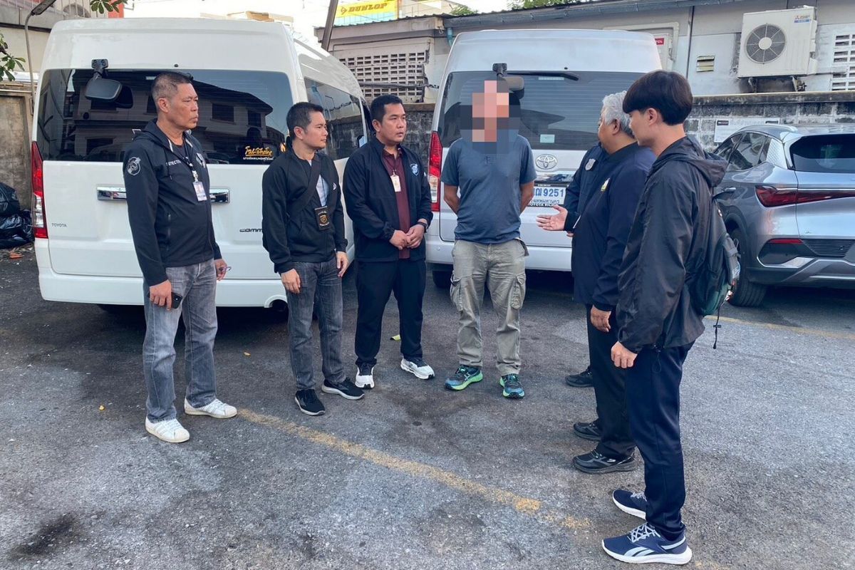 Tourist police detain British man at Suvarnabhumi Airport for running unlicensed tour business in Thailand