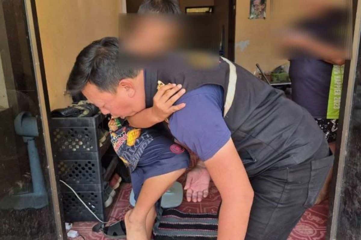 Student demonstrates to an official how he was allegedly kneed by a teacher in Udon Thani