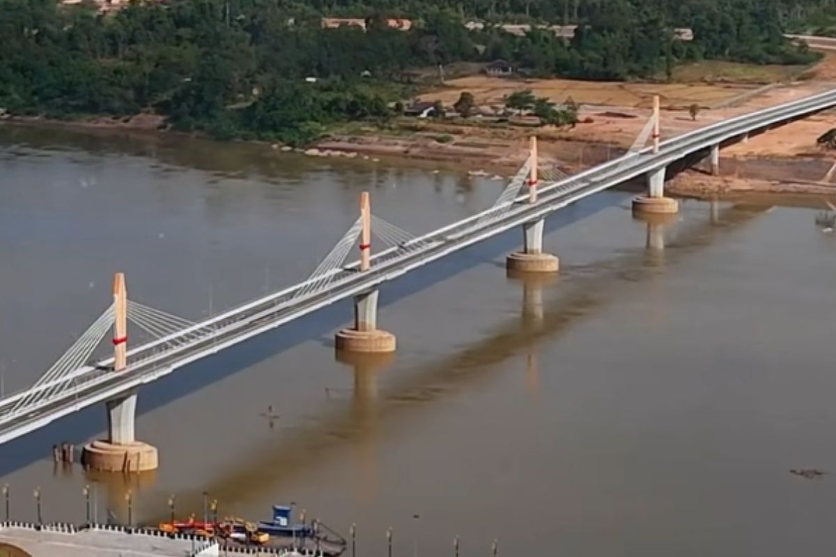 Thailand and Laos strengthen ties with fifth friendship bridge | Thaiger