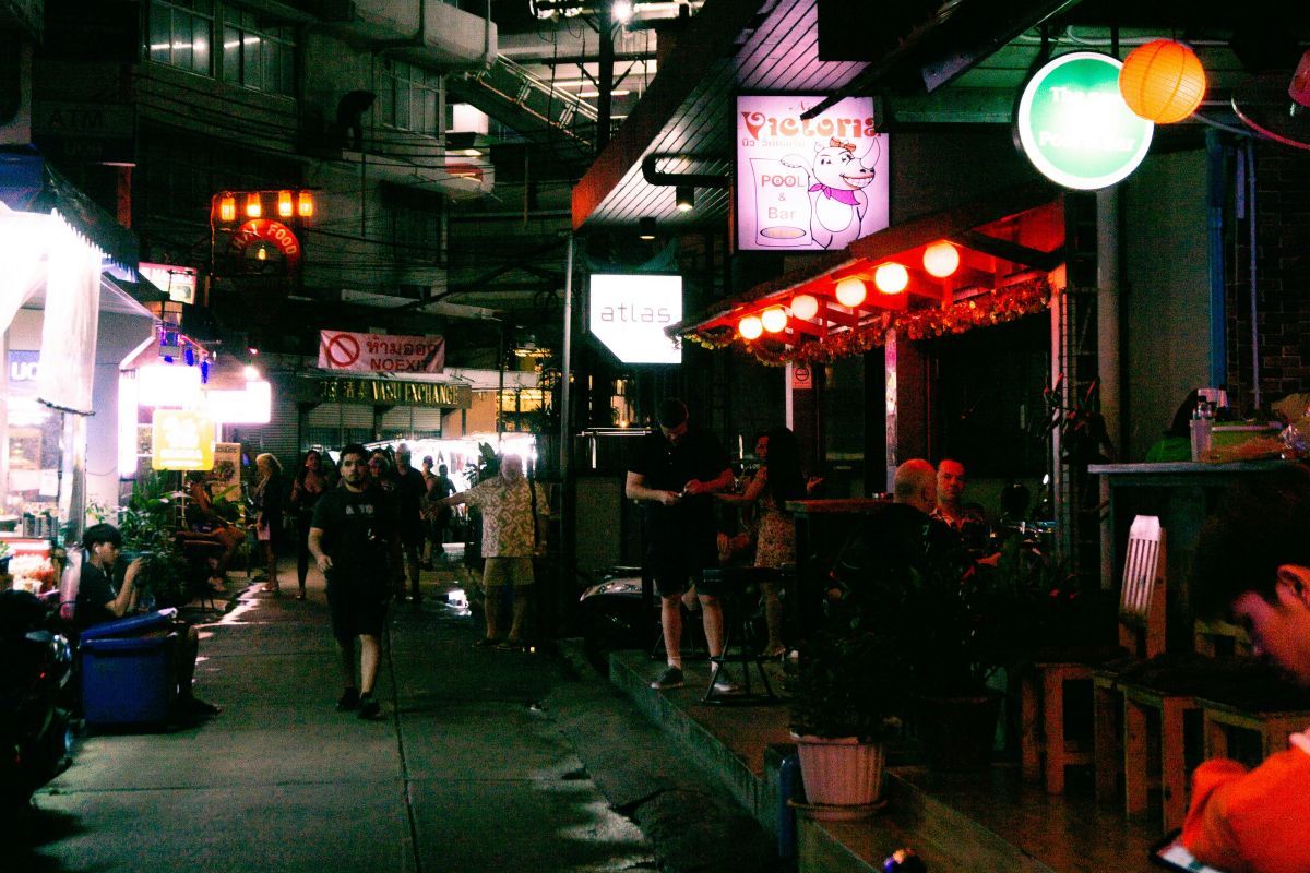 Bangkok launches late-night operation to regulate homeless areas | Thaiger