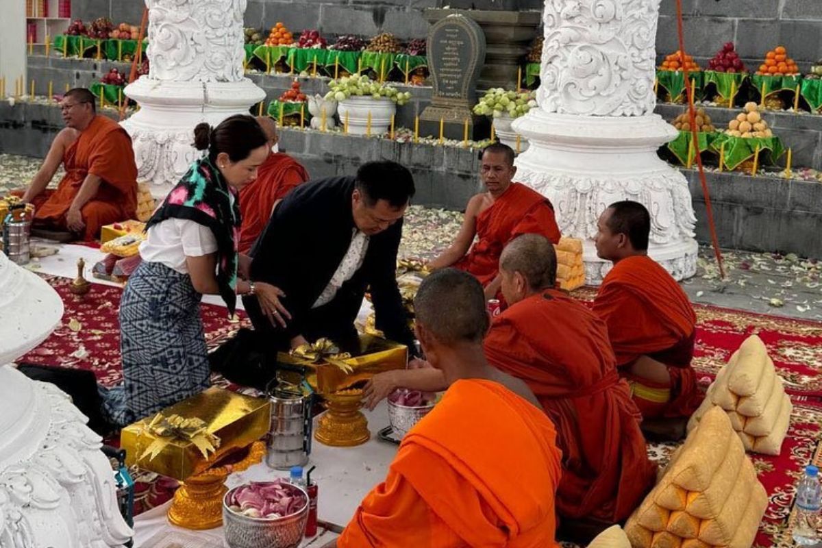 Thai Prime Minister Anutin Charnvirakul during a temple visit in Cambodia prior to the current border dispute