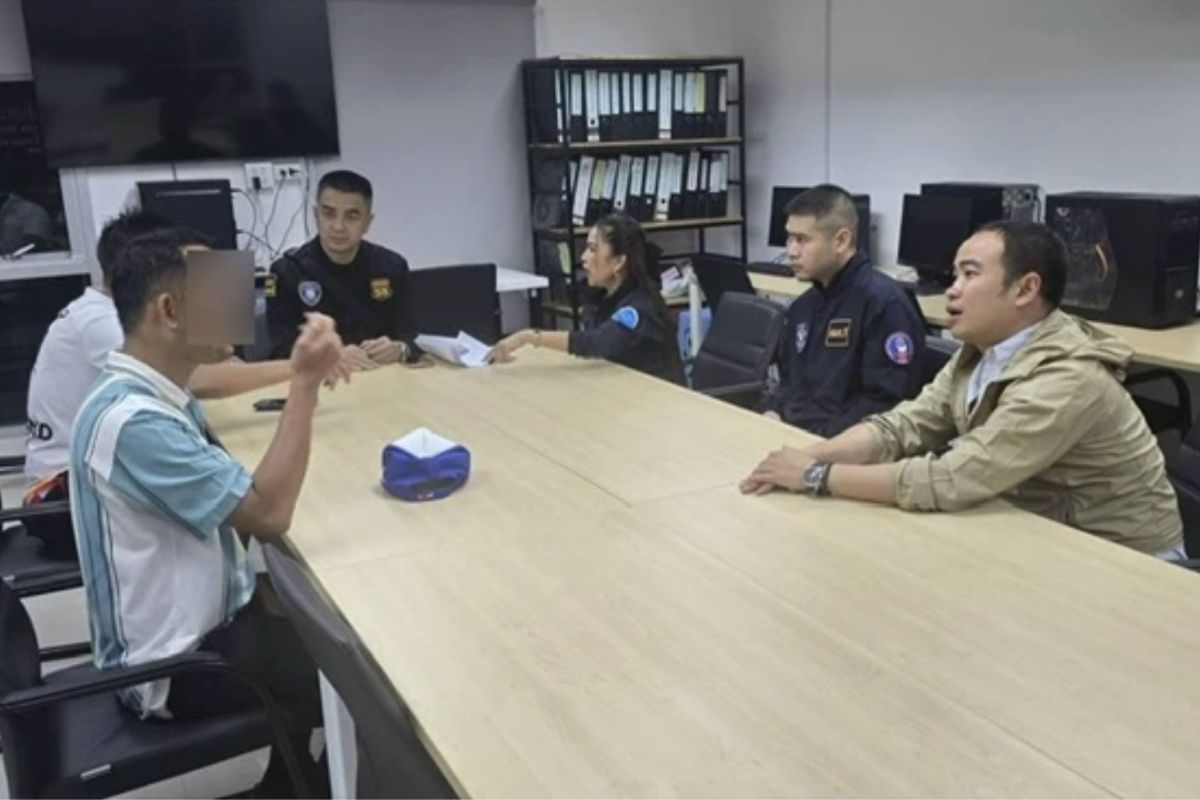 Thai police arrest two men at Rajamangala Stadium for wearing clothing promoting online gambling websites