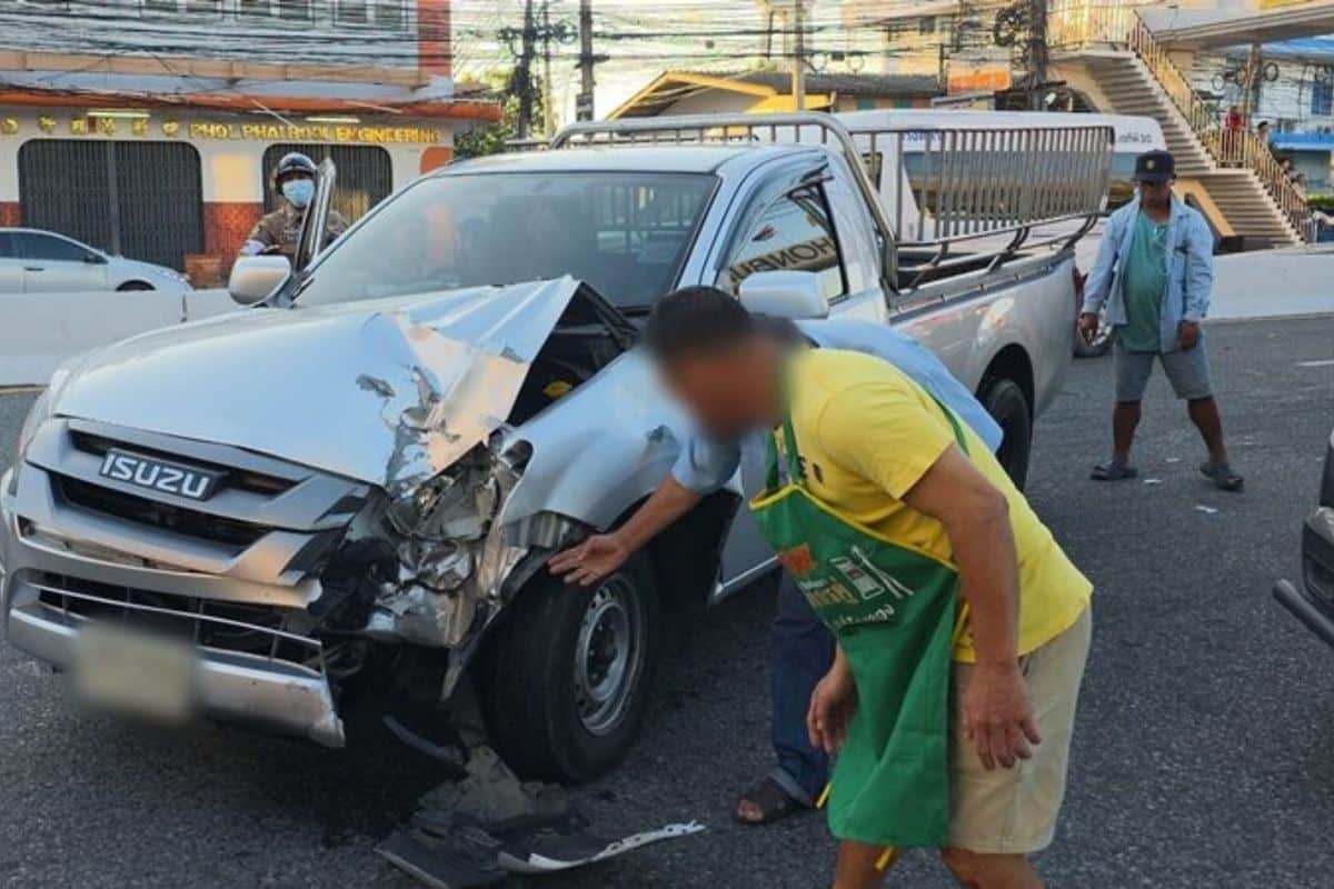 Pickup truck slams into songthaew in Chon Buri, 14 injured | Thaiger