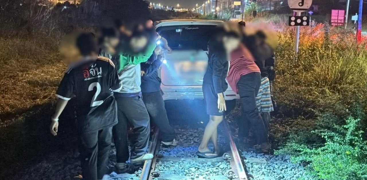 Drunk driver escapes tragedy after driving onto Pattaya railway track | Thaiger