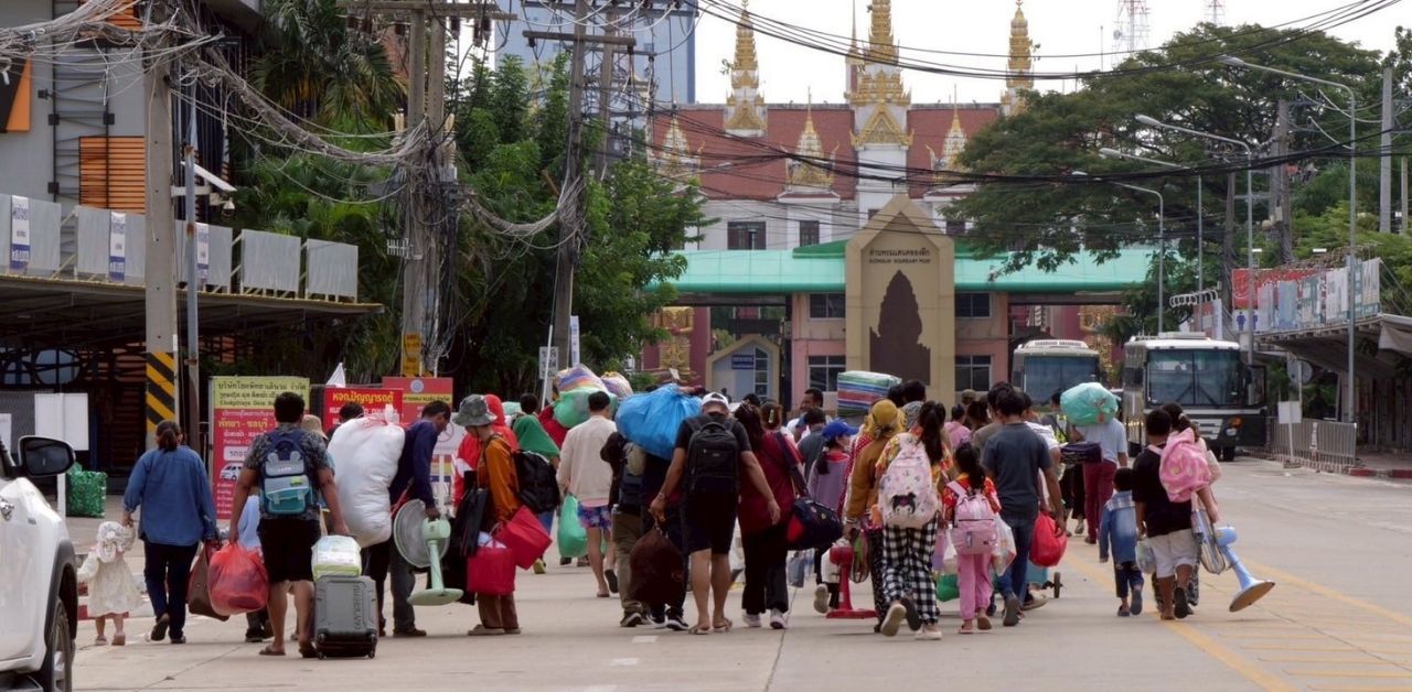 Посольство вмешивается после того, как тайцам запретили пересекать границу обратно из Камбоджи