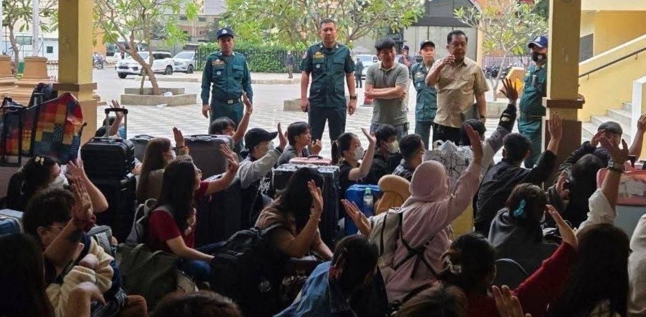 Thai people waits to return home from Cambodia
