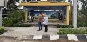 Thai woman killed as pickup spins into Pathum Thani bus stop | Thaiger