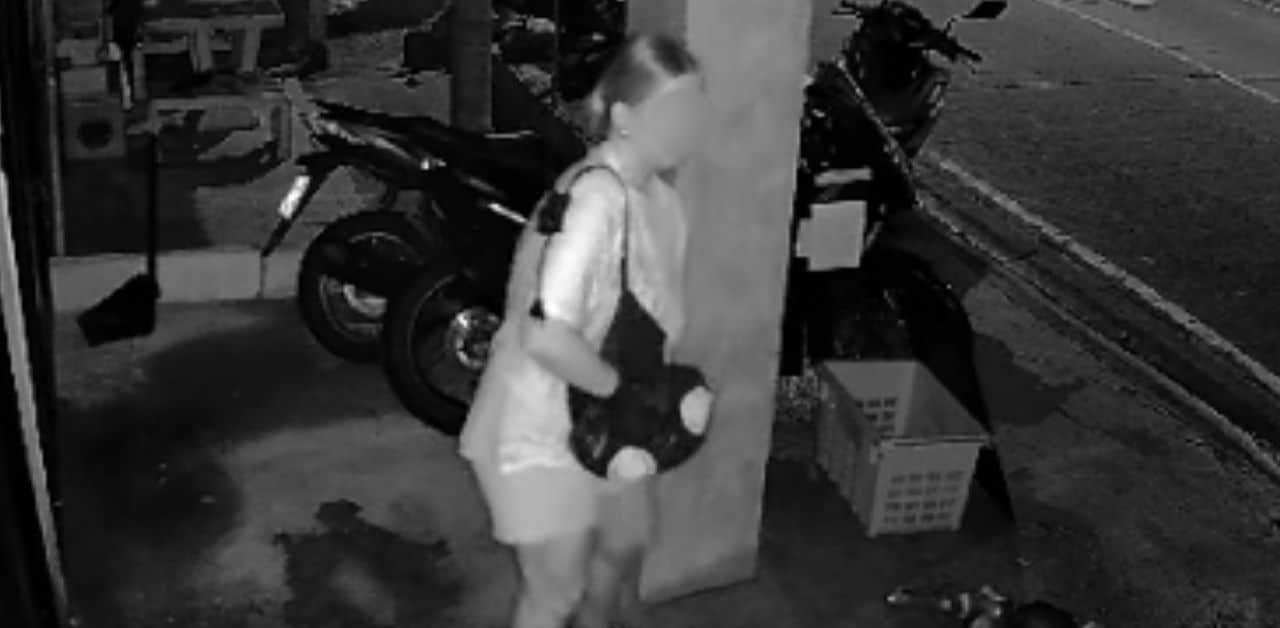 Foreign woman urinates outside Koh Tao restaurant