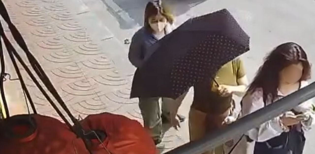 Thai women steals from foreign victim on Songwat Road in Bangkok