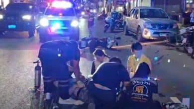 Foreign motorcyclist nearly loses leg after crashing into parked pickup in Pattaya | Thaiger