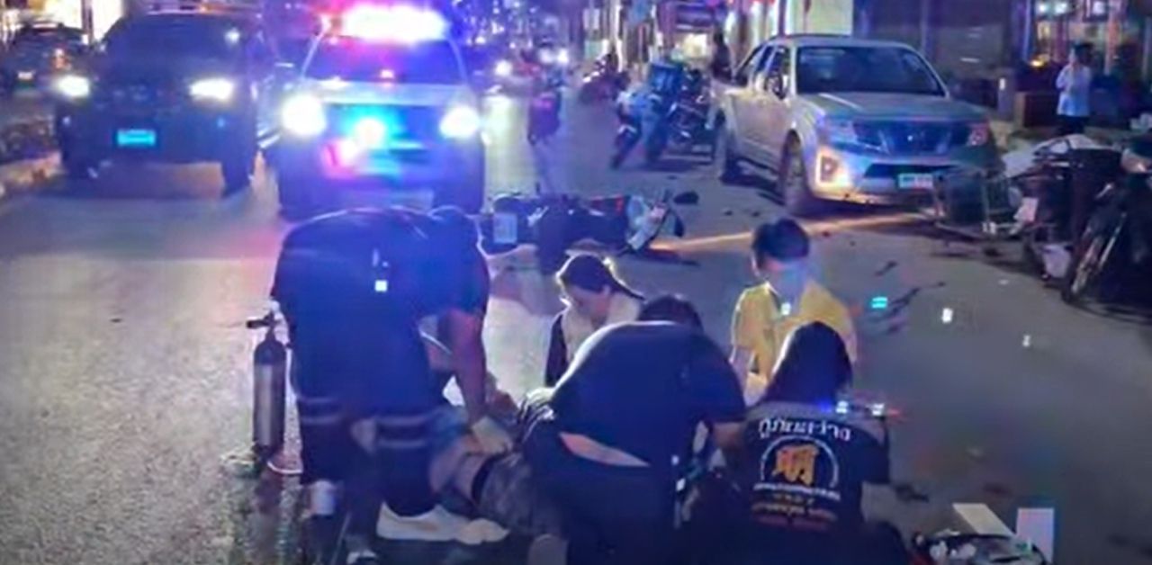 Foreign motorcyclist nearly loses leg after crashing into parked pickup in Pattaya | Thaiger