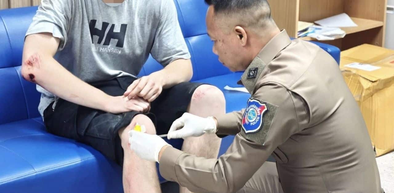 Tourist police help foreigner