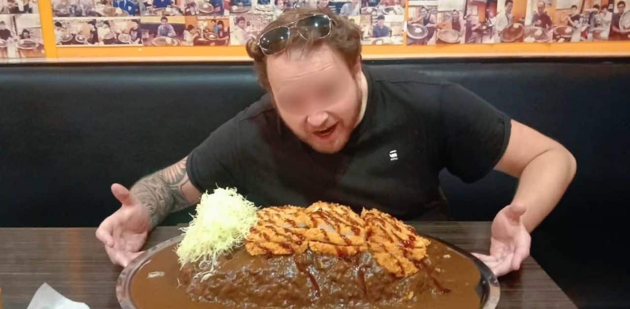 Foreign man cheats eating challenge in Bangkok