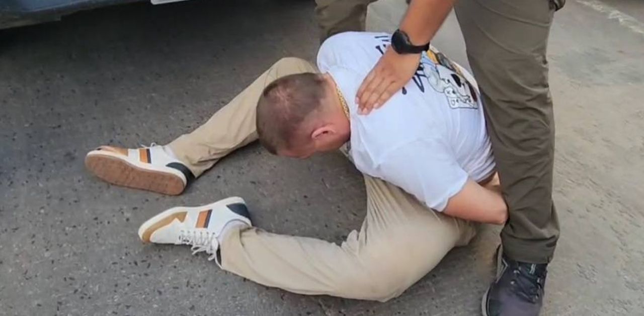 Foreign man steals car in Phuet