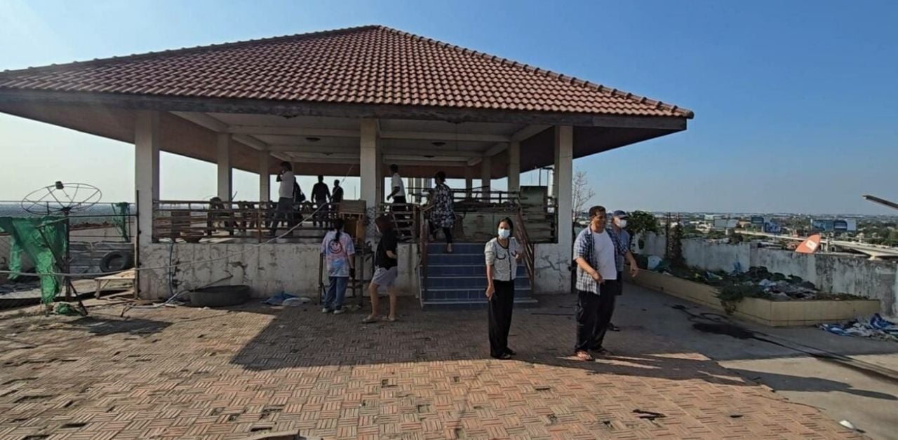 Condo residents protest after juristic manager turns rooftop into dog farm | Thaiger