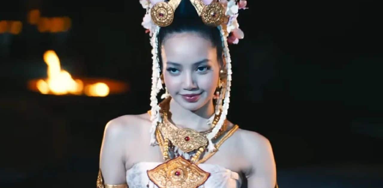 Lisa in The White Lotus