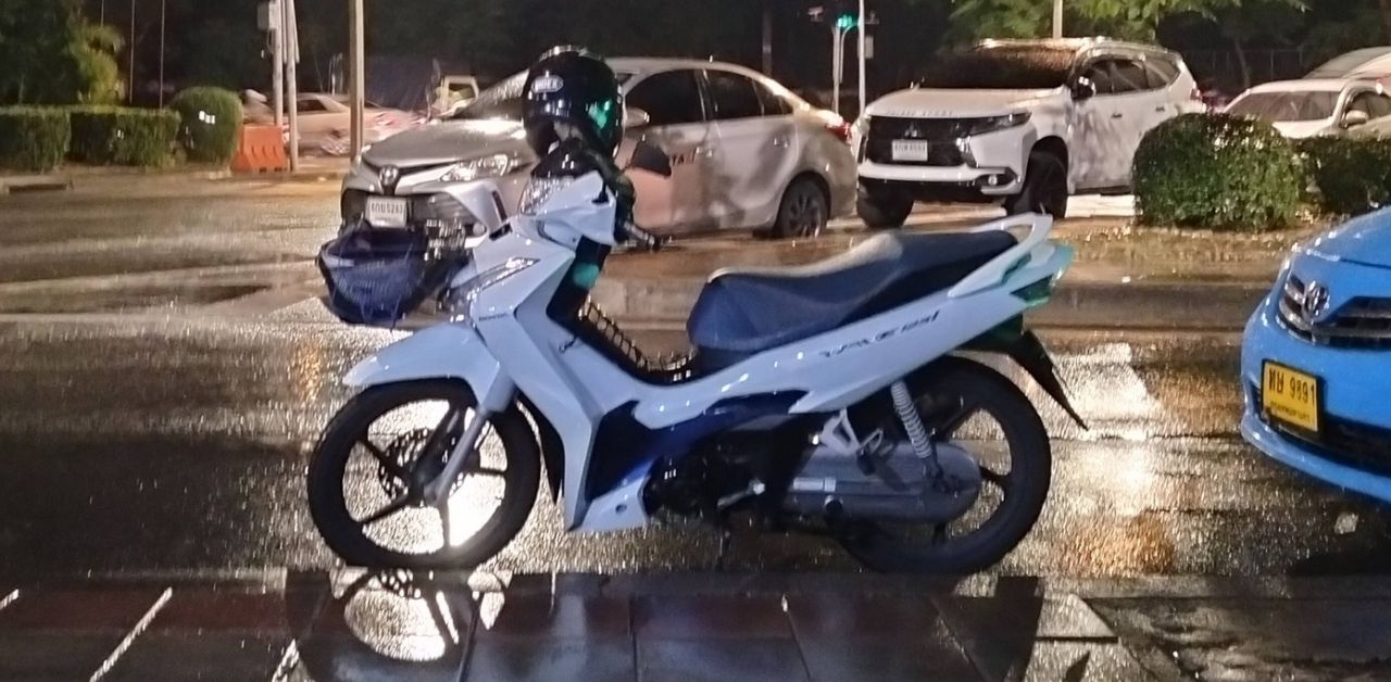 Foreign man steals motorcycle in Bangkok