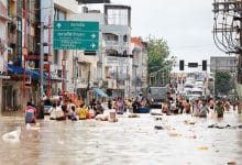 Govt halts water and power bills, rolls out 9,000 baht flood aid | Thaiger
