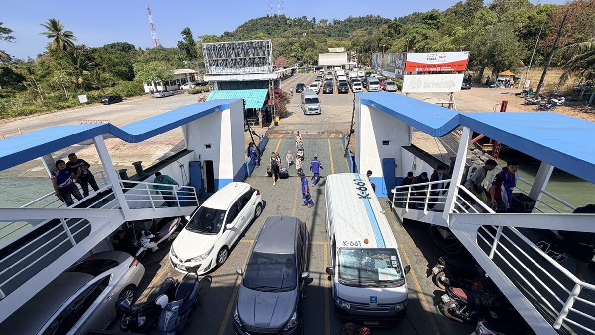 Tourists head to koh chang for new year as ferry traffic jams stretch 1km | News by Thaiger