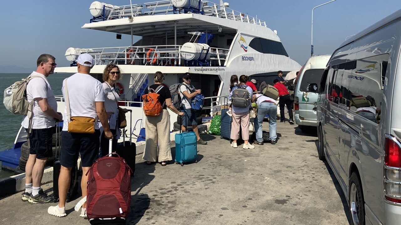 Tourists head to koh chang for new year as ferry traffic jams stretch 1km | News by Thaiger