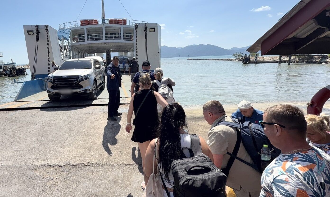 Tourists head to koh chang for new year as ferry traffic jams stretch 1km | Thaiger