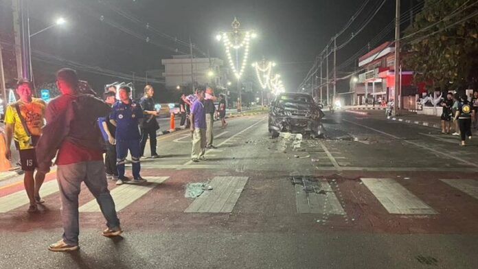 Pickup truck and van collision in Kanchanaburi kills driver, injures 13 | News by Thaiger