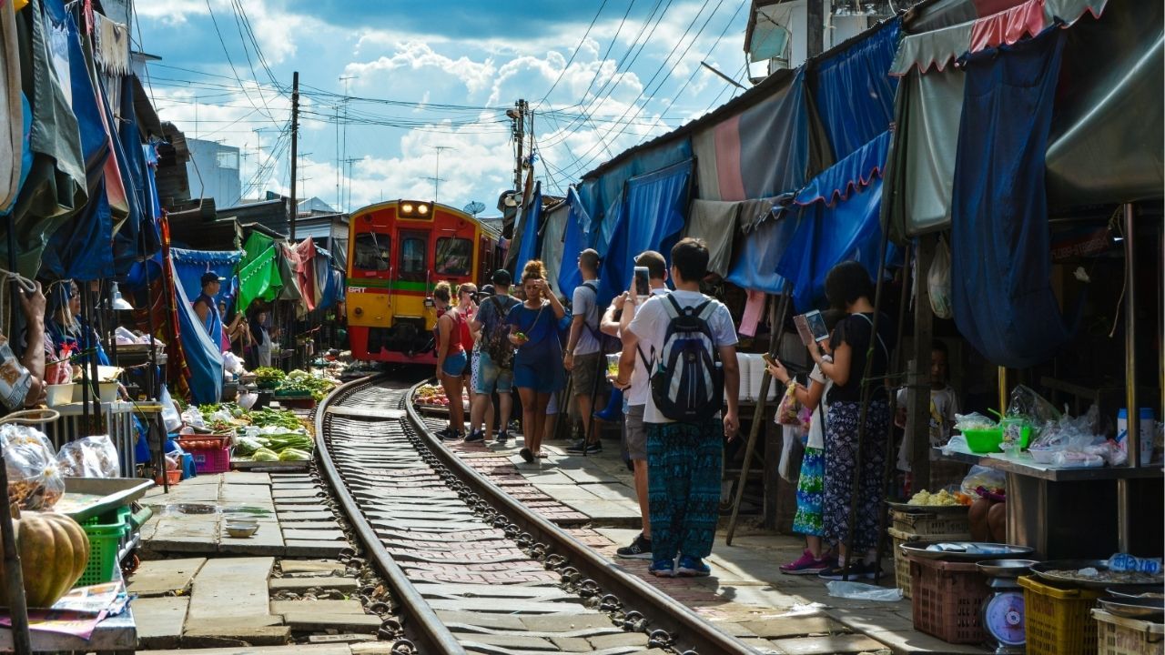 Tourists enjoying a serene beach in Thailand after the New Year, highlighting the benefits of post-holiday travel.