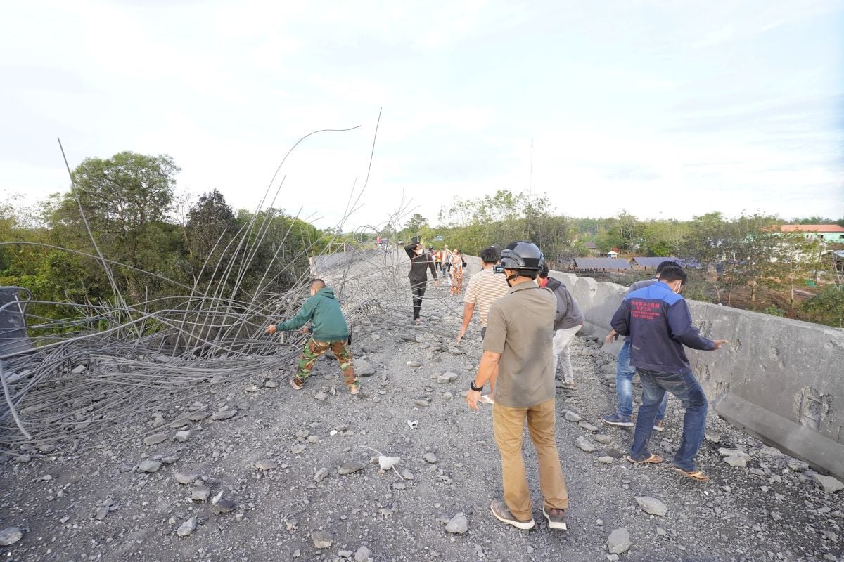 Thai air force bombs bridge in Cambodia after border troop buildup | News by Thaiger